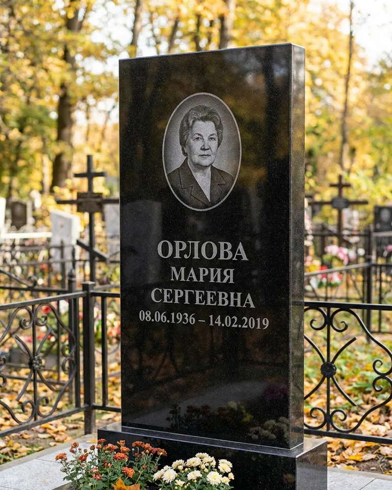 Вертикальный серый гранитный памятник под ключ, осень в Ульяновске