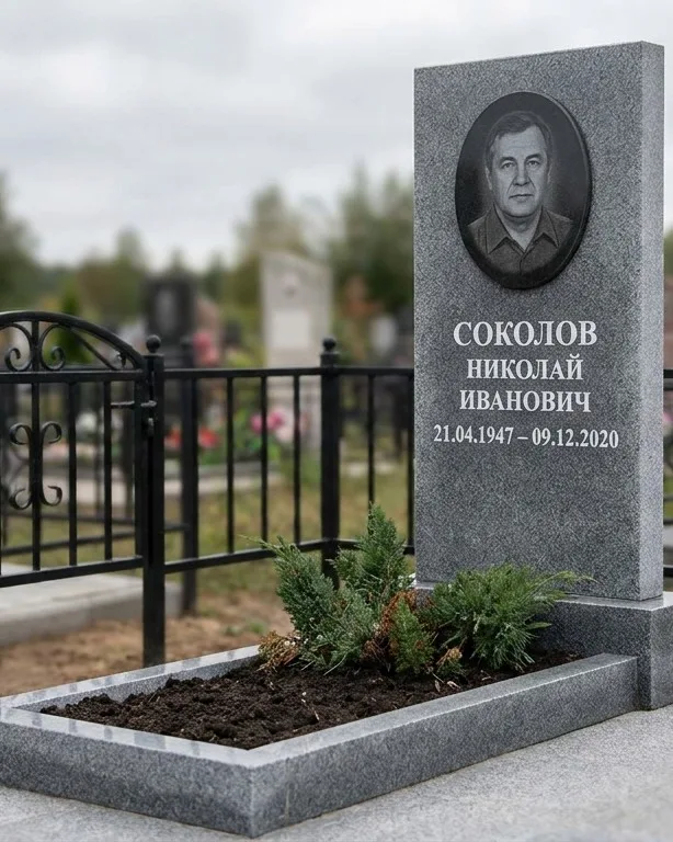 Чёрный памятник под ключ на гранитном цоколе в Ульяновске