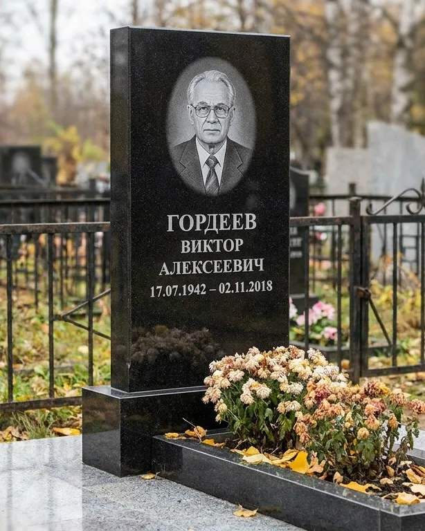 Памятник под ключ с гранитным цоколем и плиткой в Ульяновске