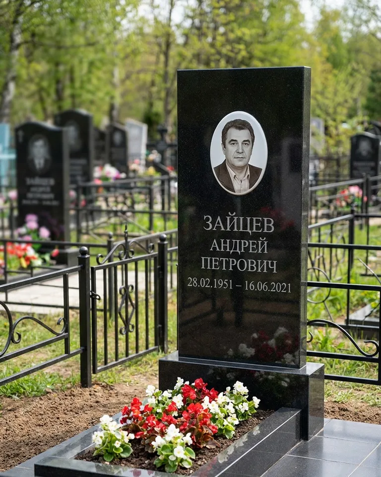 Памятник под ключ с гранитной вазой и цветами в Ульяновске