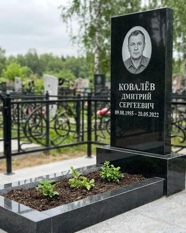 Горизонтальный серый памятник под ключ, осень в Ульяновске