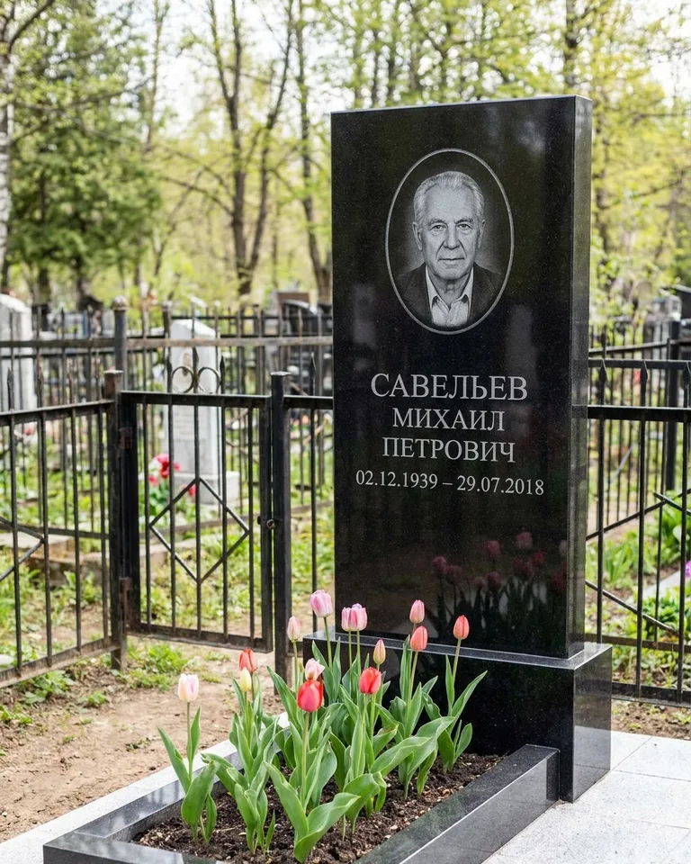 Горизонтальный памятник под ключ на гранитном основании в Ульяновске