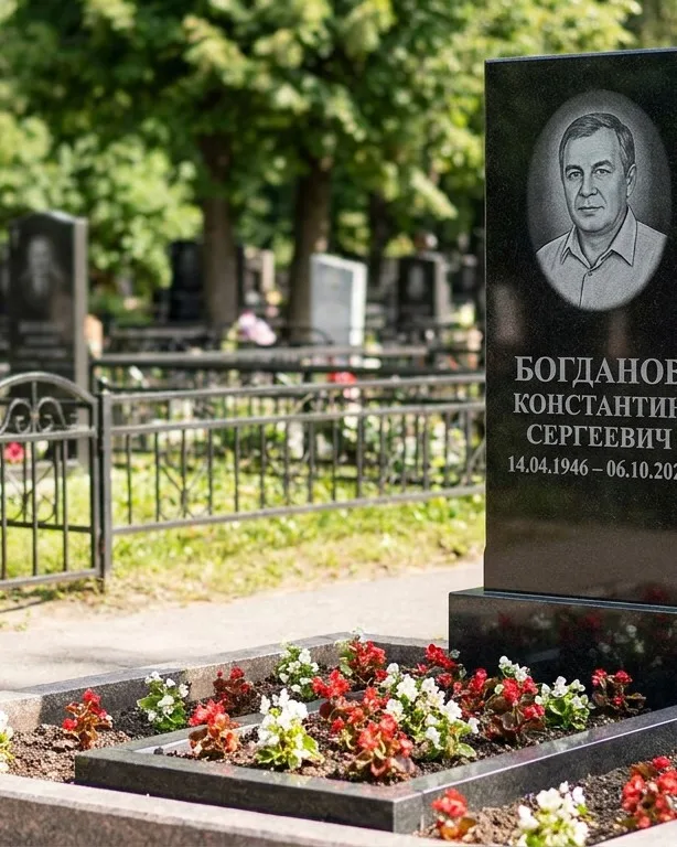 Низкий горизонтальный памятник под ключ с цветником в Ульяновске