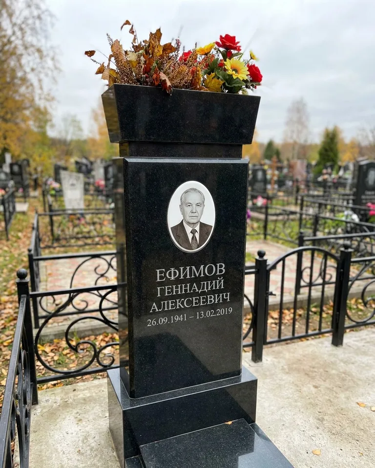 Двойной семейный памятник под ключ с портретами в Ульяновске
