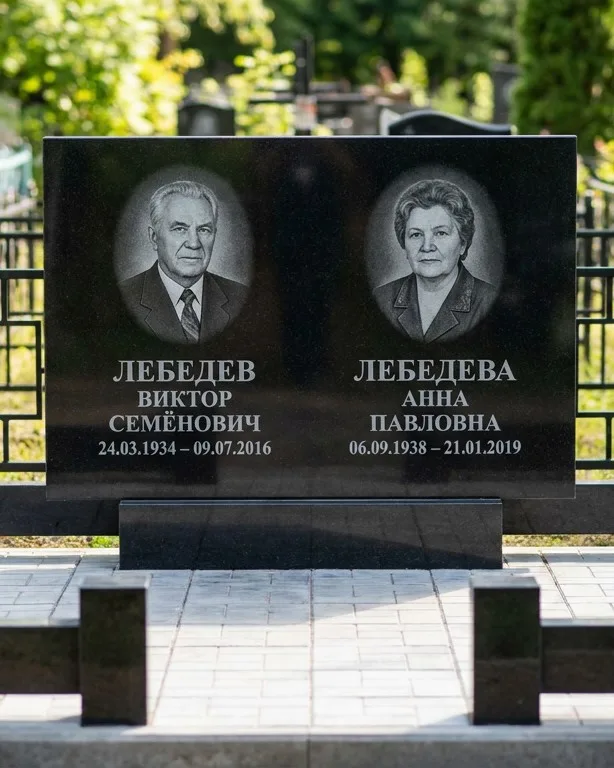 Памятник под ключ из красного гранита в Ульяновске