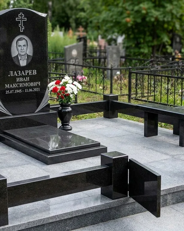 Памятник под ключ зимой с венком в Ульяновске