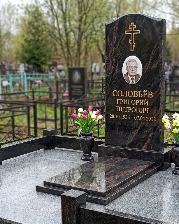 Памятник под ключ с гранитным цоколем и вазой, осень в Ульяновске