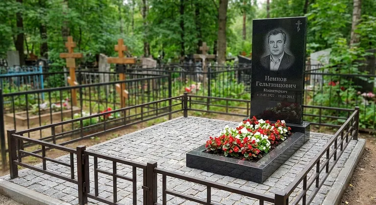 Памятник под ключ с цветником и благоустройством в Ульяновске