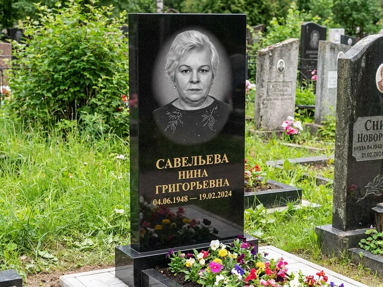 Портрет на памятнике в Ульяновске — Паспортное фото восстановили и награвировали на чёрной стеле