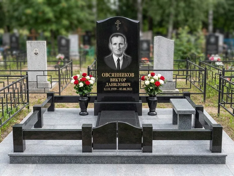 Портрет на памятнике в Ульяновске — Старый снимок → гравировка на премиум-комплексе с плиткой и оградой