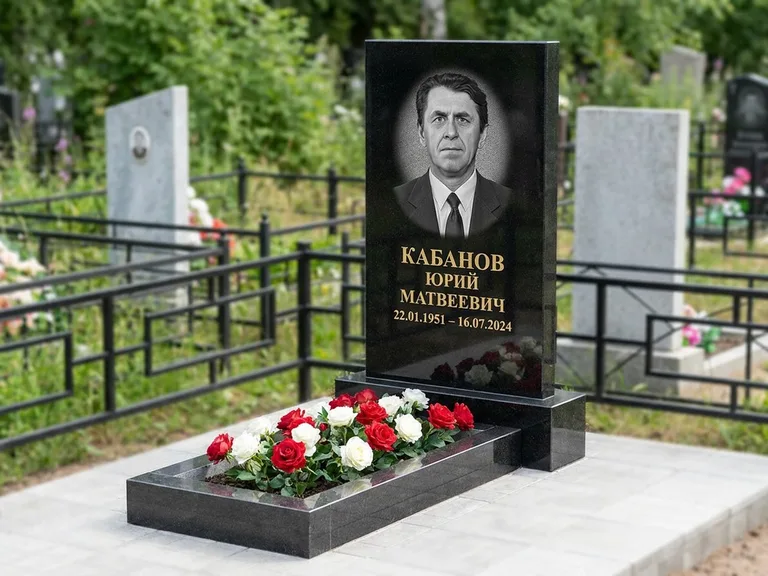 Портрет на памятнике в Ульяновске — Старый снимок → гравировка на вертикальной стеле