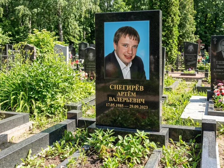 Портрет на памятнике в Ульяновске — Цветное фото → прямоугольная фотокерамика на чёрном граните