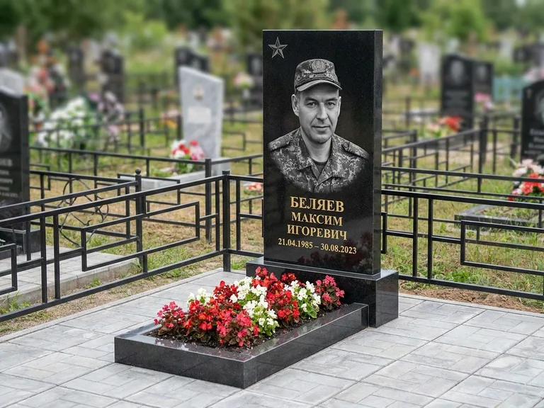 Портрет на памятнике в Ульяновске — Военное фото → цветная фотокерамика, гравированная звезда