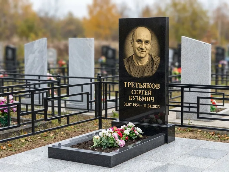 Портрет на памятнике в Ульяновске — Восстановленный портрет → гравировка на вертикальной стеле