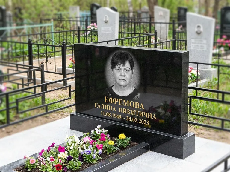 Портрет на памятнике в Ульяновске — Ч/б портрет → гравировка на горизонтальном памятнике