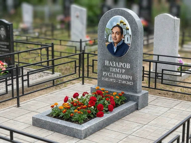 Портрет на памятнике в Ульяновске — Цветной портрет → фотокерамика-овал на сером граните, буквы белые