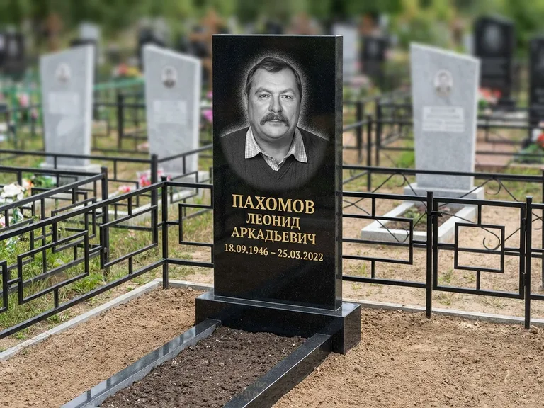 Портрет на памятнике в Ульяновске — Маленькое фото → гравировка на простом бюджетном памятнике