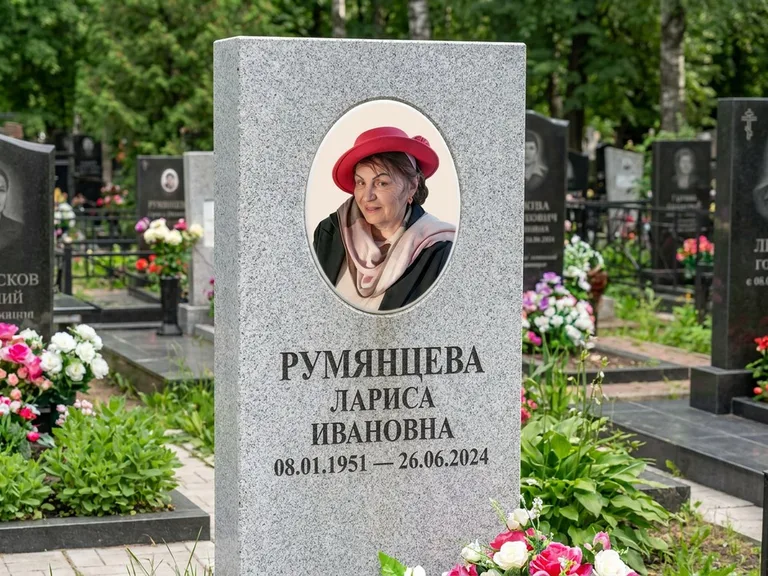 Портрет на памятнике в Ульяновске — Цветной портрет → овальная фотокерамика на светлом камне