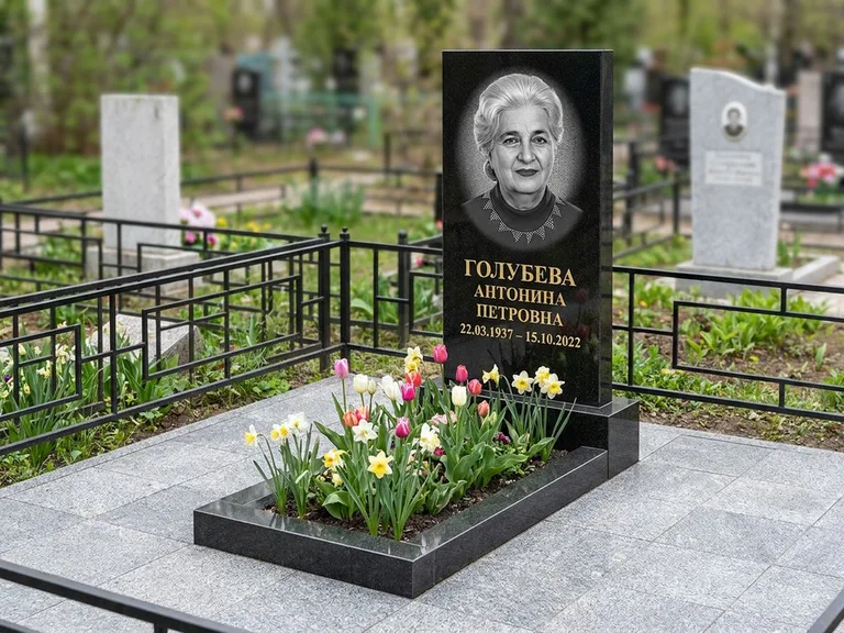 Портрет на памятнике в Ульяновске — Выцветший скан восстановили и награвировали на стеле