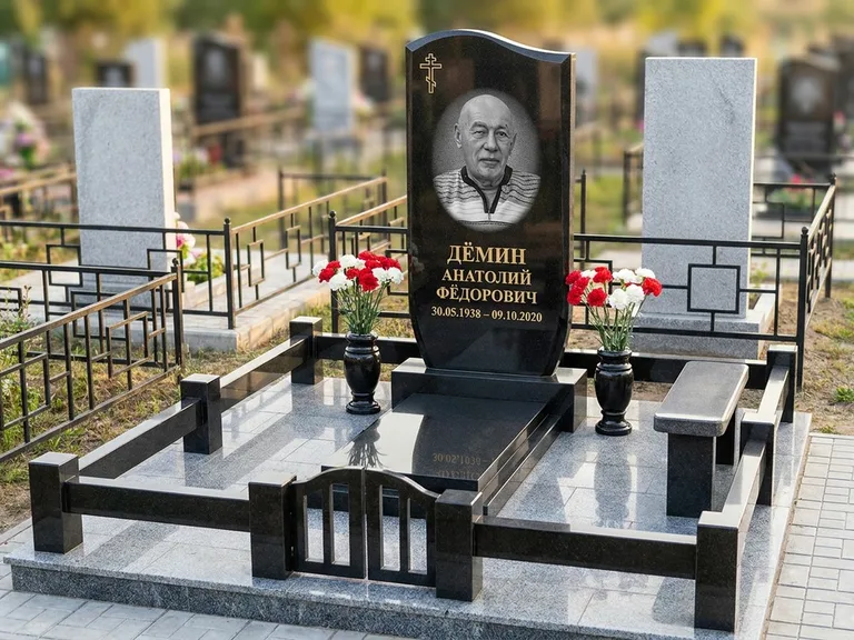 Портрет на памятнике в Ульяновске — Реставрация → гравировка на премиум-комплексе
