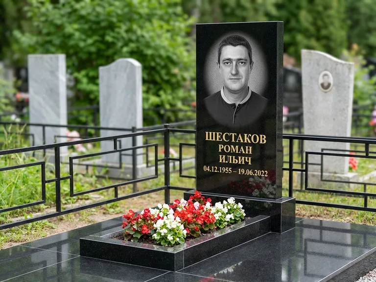 Портрет на памятнике в Ульяновске — Ч/б портрет → гравировка на стеле