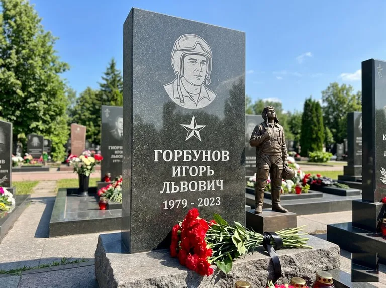 Гранитная фигура лётчика на памятнике военному со звездой в Ульяновске