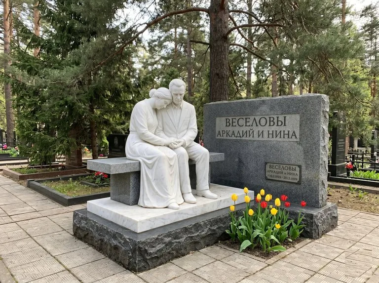 Мраморная скорбящая пара на эксклюзивном мемориале в Ульяновске