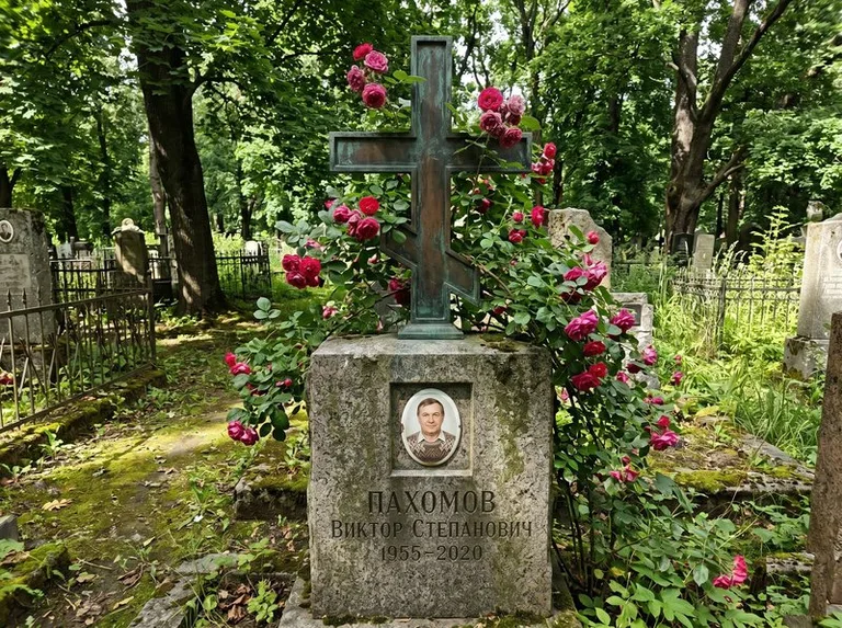 Бронзовый крест с розами на гранитной плите в Ульяновске