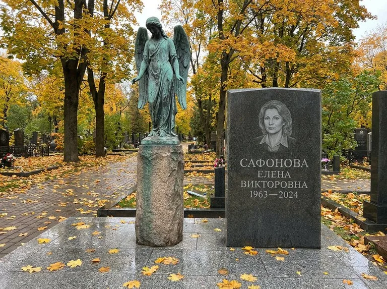 Бронзовый ангел на колонне рядом с памятником в Ульяновске