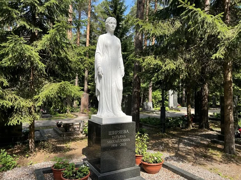 Ростовая женская фигура с портретным сходством на мемориале в Ульяновске