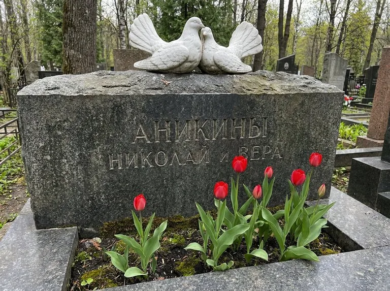 Пара голубей из литьевого мрамора на гранитной плите в Ульяновске