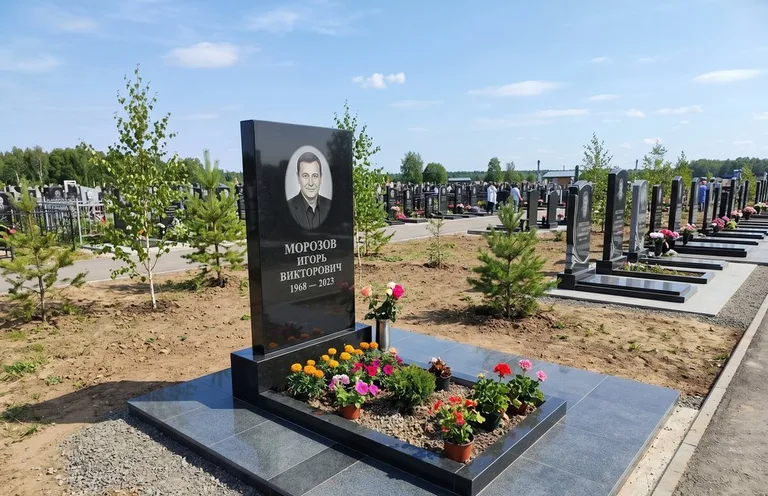 Уборка могилы со скамьёй до и после в Ульяновске