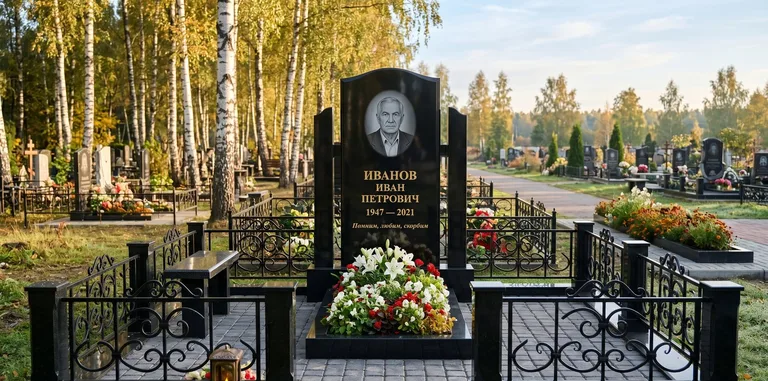 Мемориальный комплекс с цветником и оградой в Ульяновске