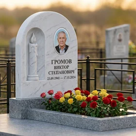 Мемориал с резной свечой и фотопортретом из белого мрамора