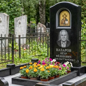 Мемориал с иконой Христа из черного габбро-диабаза