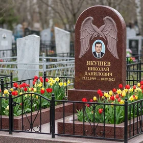 Мемориал с парящими крыльями из лезниковского гранита