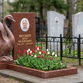 Памятник с лебедем и распростертыми крыльями из лезниковского гранита