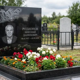 Памятник с клином журавлей из черного габбро-диабаза с портретом