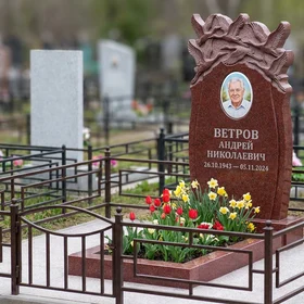 Памятник с клином журавлей из лезниковского гранита с фотокерамикой