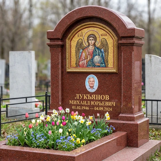 Памятник-часовня с мозаичной иконой из лезниковского гранита