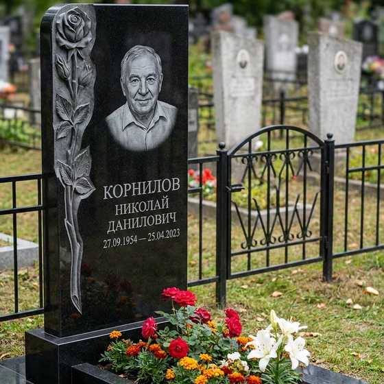 Памятник с розой из черного габбро-диабаза с портретом