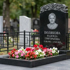 Памятник с гирляндой роз из габбро-диабаза