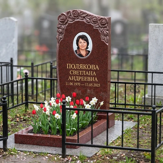 Памятник с гирляндой роз из лезниковского гранита с портретом