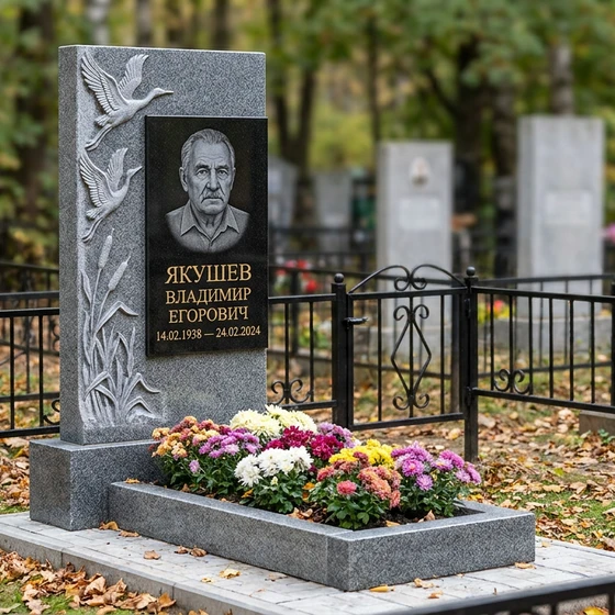 памятник с журавлями из серого гранита Мансуровский с портретом