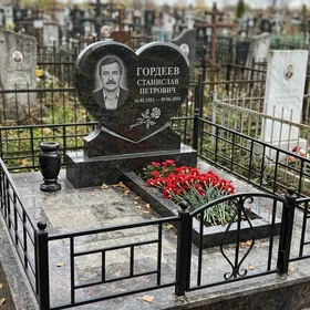 Гранитный памятник в форме сердца
