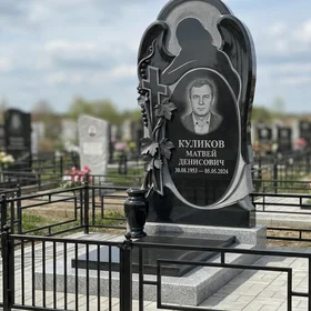 Гранитный памятник с аркой, ангелом и резным крестом