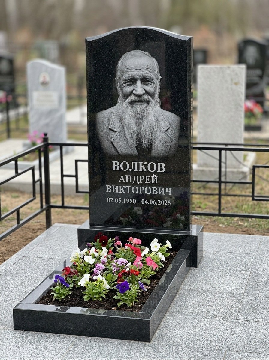 Портрет на памятнике в Ульяновске — Старый снимок восстановили, портрет по грудь — гравировка